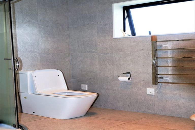 Photo of property in 83a Lake Road, Northcote, Auckland, 0627