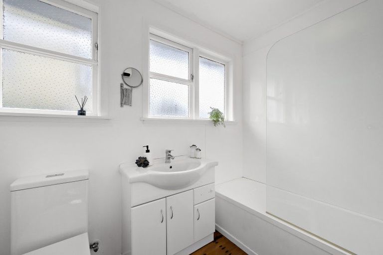 Photo of property in 18 Spenmoor Street, Newlands, Wellington, 6037