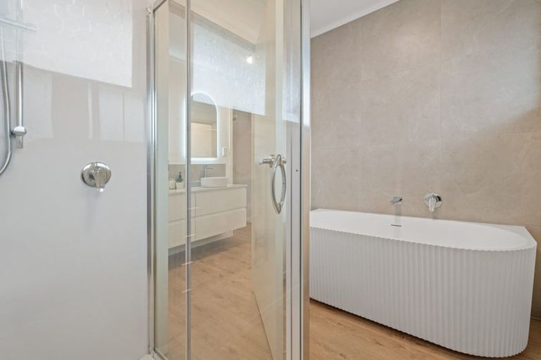 Photo of property in 42 Ray Small Drive, Pahurehure, Papakura, 2113