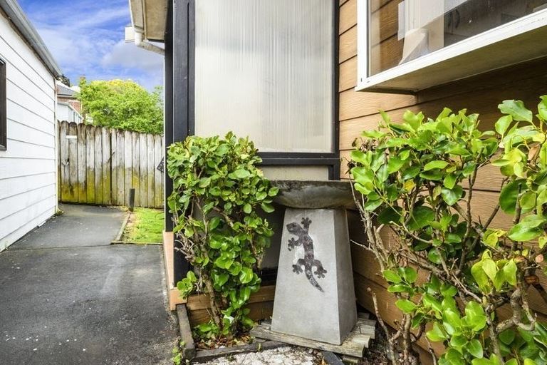 Photo of property in 2/66 Birkdale Road, Birkdale, Auckland, 0626