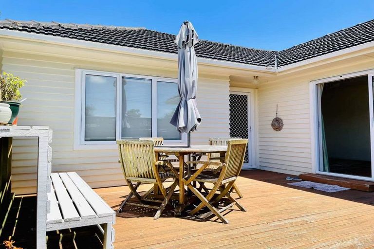 Photo of property in 11 Waipani Road, Te Atatu Peninsula, Auckland, 0610