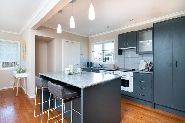 Photo of property in 47 Hereford Street, Te Atatu Peninsula, Auckland, 0610