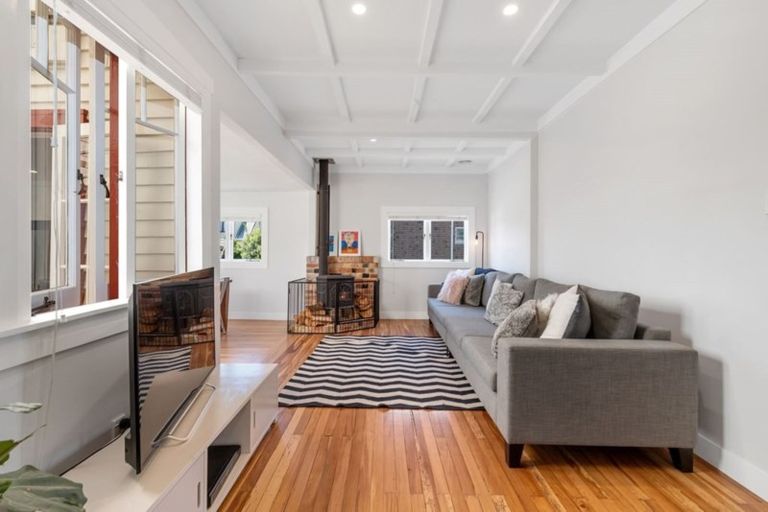 Photo of property in 8 Creamer Avenue, Belmont, Auckland, 0622