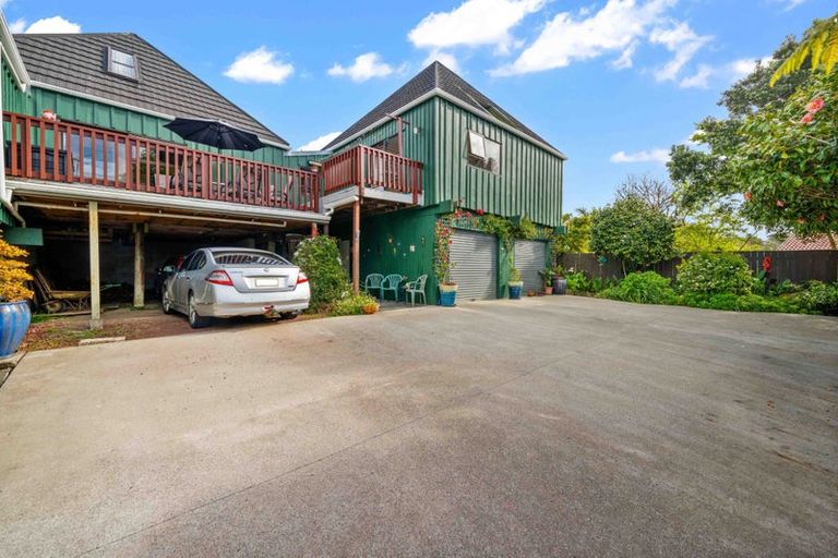 Photo of property in 48 Pokapu Street, Titirangi, Auckland, 0600