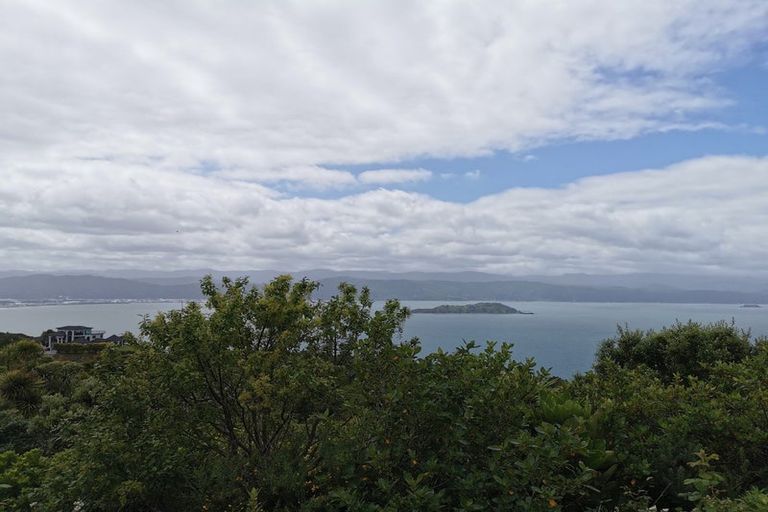 Photo of property in 16 Dungarvan Road, Newlands, Wellington, 6037