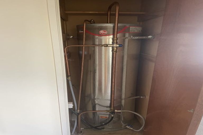 Photo of property in 11 Santiago Crescent, Unsworth Heights, Auckland, 0632