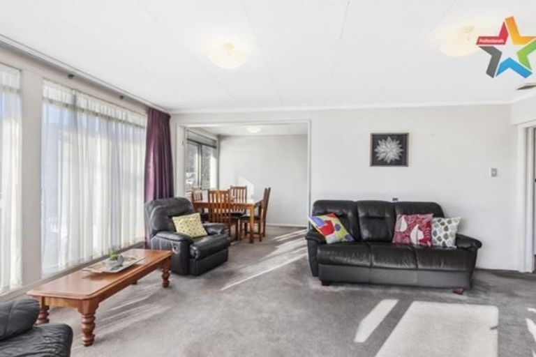 Photo of property in 5 Bird Grove, Stokes Valley, Lower Hutt, 5019