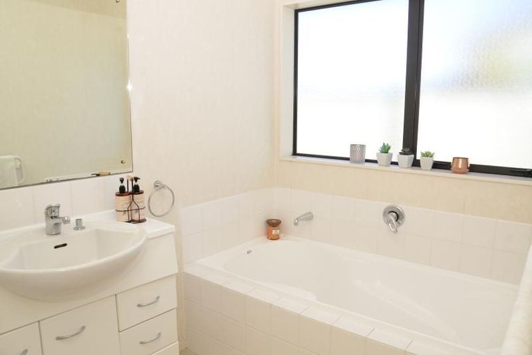 Photo of property in 34 Glen Bay Close, Pinehill, Auckland, 0632