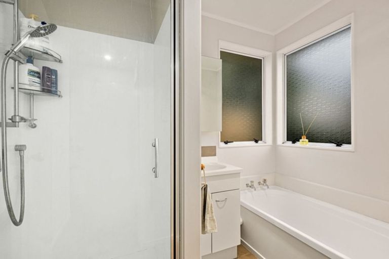 Photo of property in 26 Halloran Place, Massey, Auckland, 0614