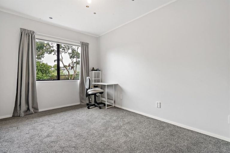 Photo of property in 8 Skybird Place, Glen Eden, Auckland, 0602