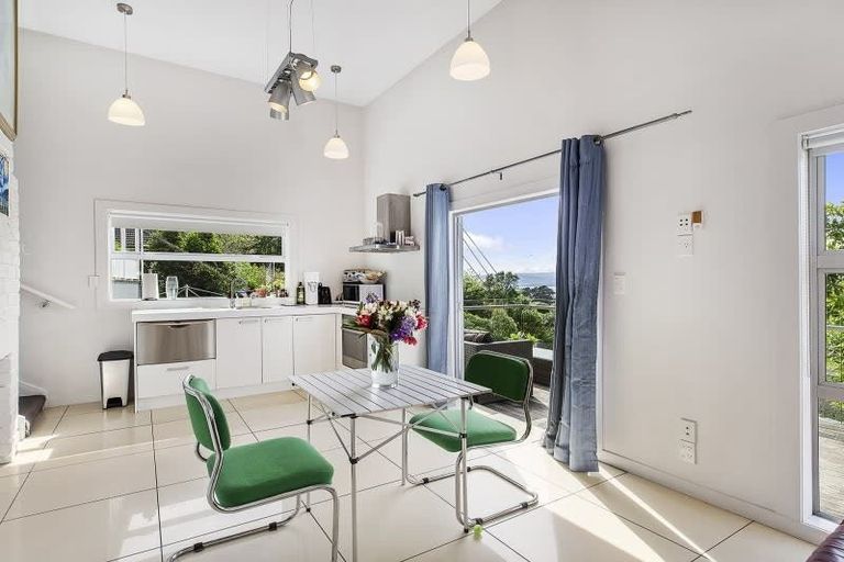 Photo of property in 27 Garden Road, Northland, Wellington, 6012