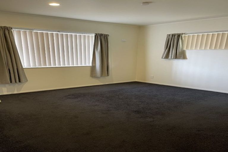 Photo of property in 34 Ginders Drive, Massey, Auckland, 0614