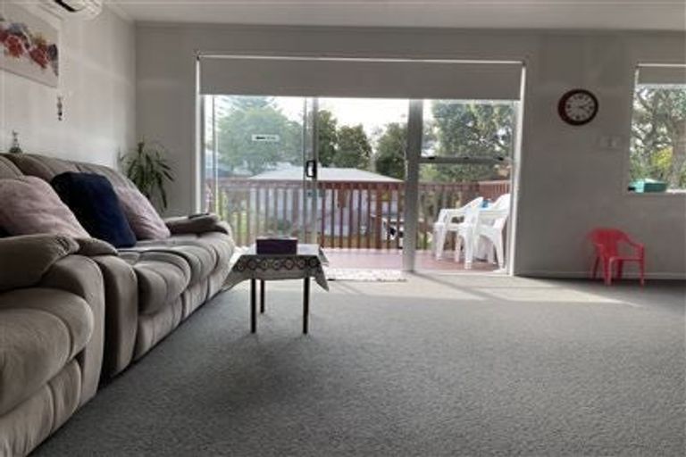 Photo of property in 16 Temuri Place, Glendene, Auckland, 0602