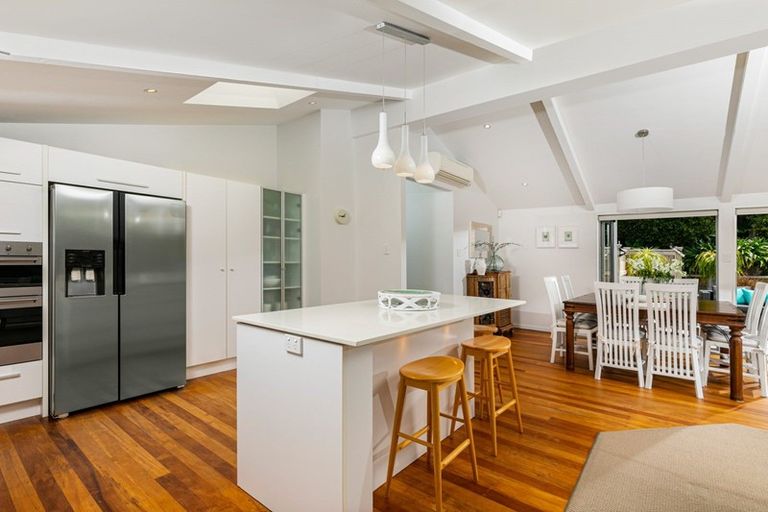 Photo of property in 25 Parr Terrace, Castor Bay, Auckland, 0620
