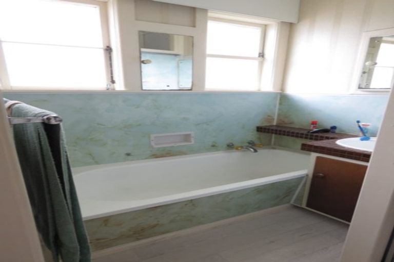 Photo of property in 33 Savoy Road, Glen Eden, Auckland, 0602