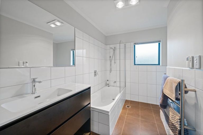 Photo of property in 20 Ina Ville Drive, Pukekohe, 2120