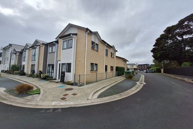 Photo of property in 11/4 Wallson Crescent, Wiri, Auckland, 2104
