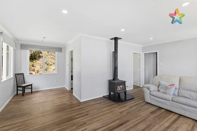 Photo of property in 21 Shackleton Grove, Stokes Valley, Lower Hutt, 5019