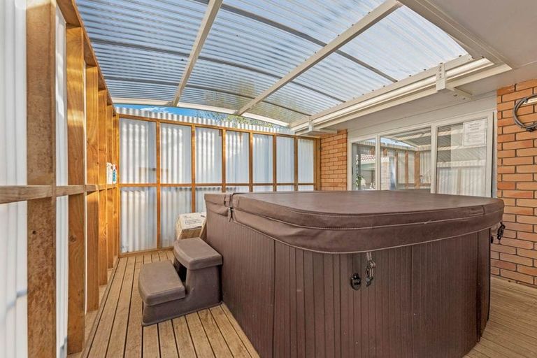 Photo of property in 2 Cathcart Close, Pukekohe, 2120