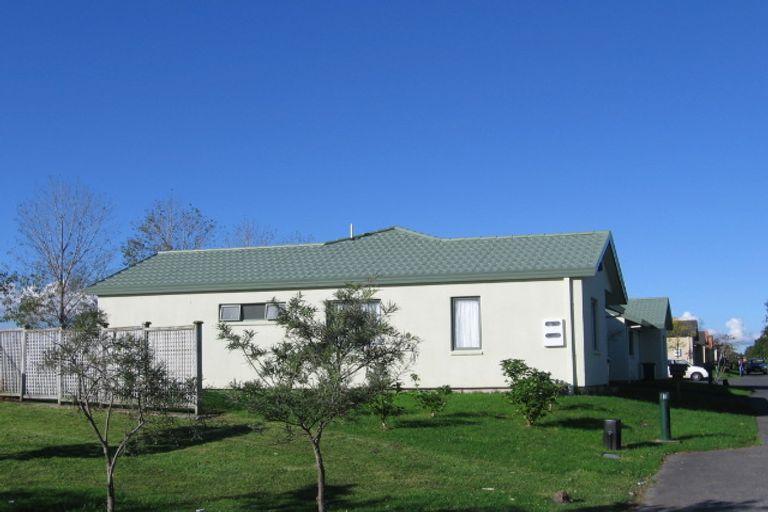 Photo of property in 9/17 Neta Grove, Henderson, Auckland, 0612
