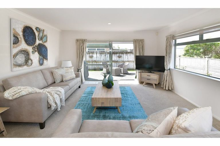 Photo of property in 19 Francis Skinner Place, Orewa, 0931