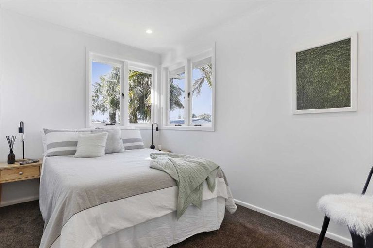 Photo of property in 4 Neil Avenue, Te Atatu Peninsula, Auckland, 0610