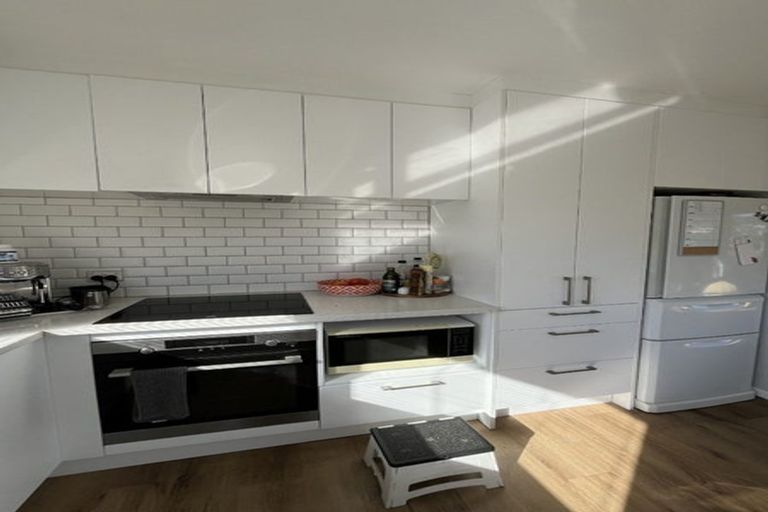 Photo of property in 6 Bennett Grove, Newlands, Wellington, 6037