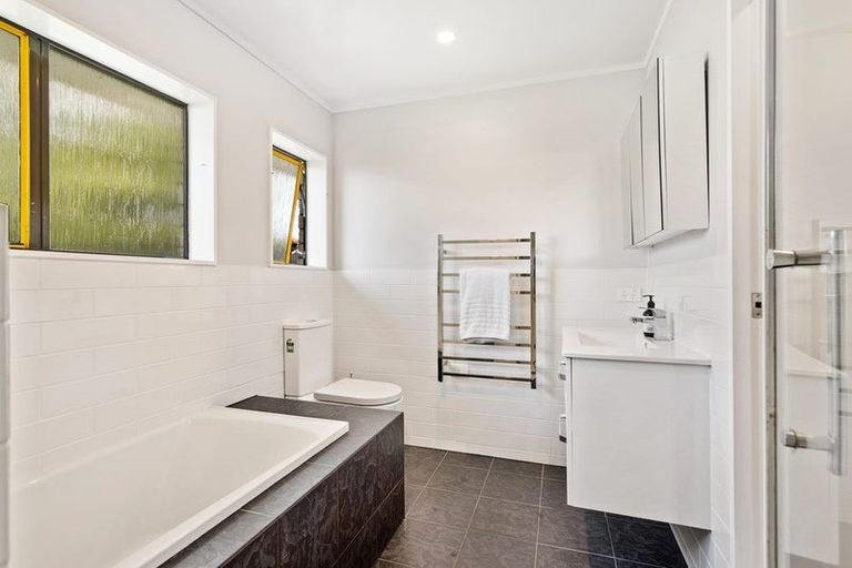 Photo of property in 2/53 Taioma Crescent, Te Atatu Peninsula, Auckland, 0610