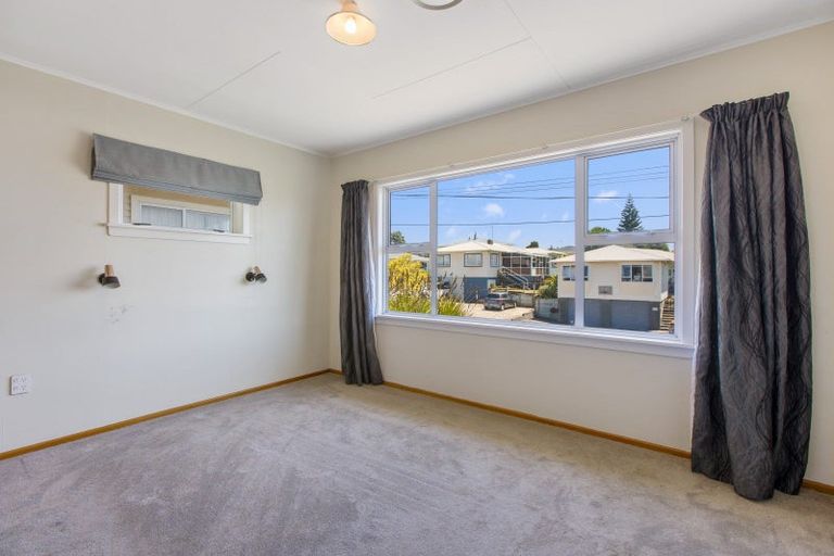 Photo of property in 14 Rospeath Crescent, Spotswood, New Plymouth, 4310