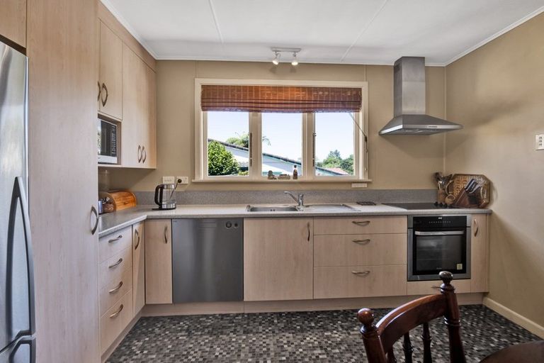 Photo of property in 77 Omata Road, Marfell, New Plymouth, 4310