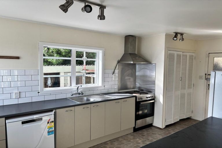 Photo of property in 41 Hungerford Road, Lyall Bay, Wellington, 6022