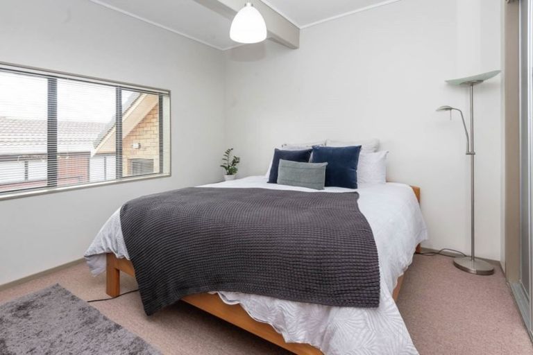 Photo of property in 33 Booralee Avenue, Botany Downs, Auckland, 2010