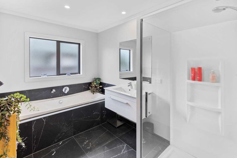 Photo of property in 28 Abby Road, Fitzherbert, Palmerston North, 4410