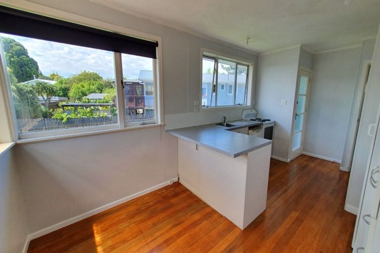 Photo of property in 6 Ozich Avenue, Te Atatu South, Auckland, 0610