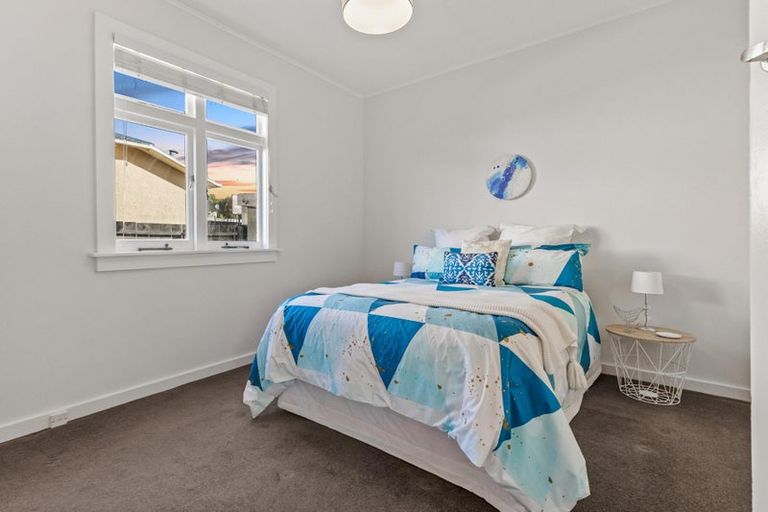Photo of property in 21 Islington Avenue, New Lynn, Auckland, 0600
