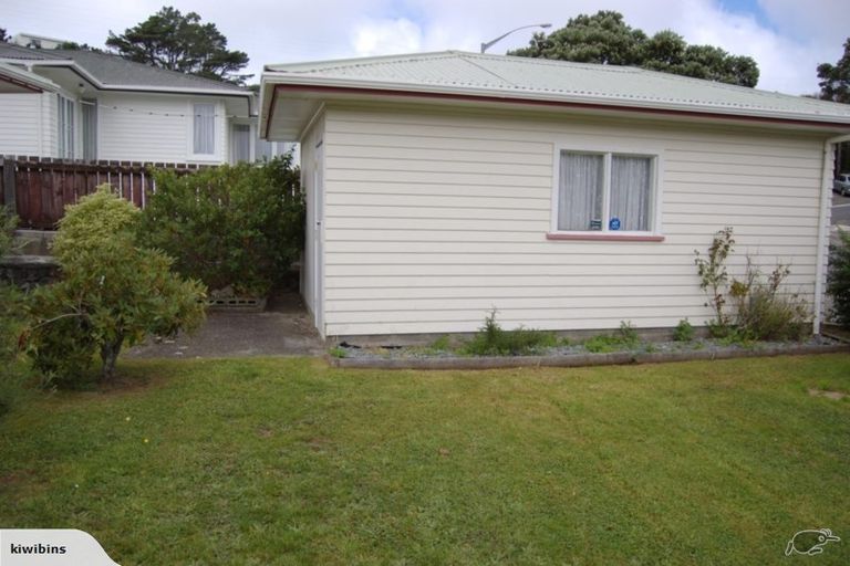 Photo of property in 90 Kenmore Street, Newlands, Wellington, 6037