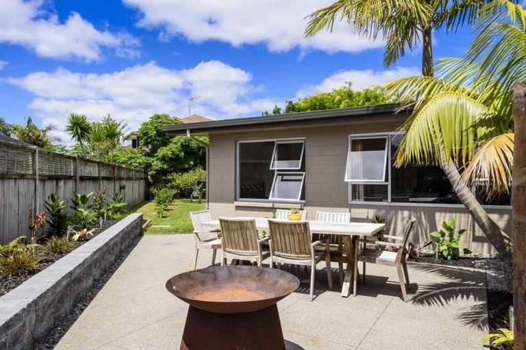 Photo of property in 30 Walton Street, Red Beach, 0932