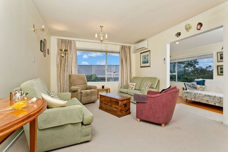 Photo of property in 2/82 Pupuke Road, Hillcrest, Auckland, 0627