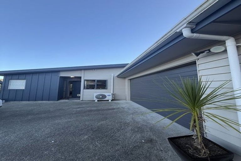 Photo of property in 12a Riverstone Drive, Riverstone Terraces, Upper Hutt, 5018