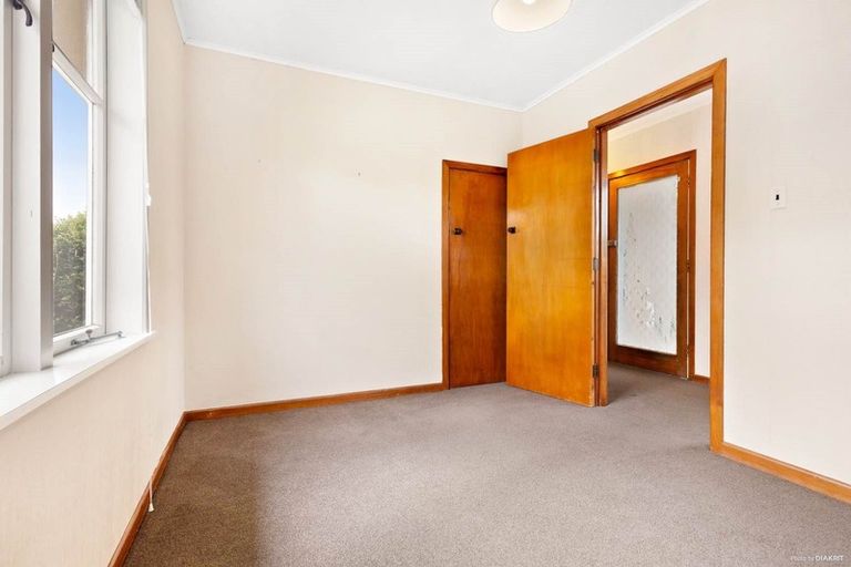 Photo of property in 14 Taikata Road, Te Atatu Peninsula, Auckland, 0610