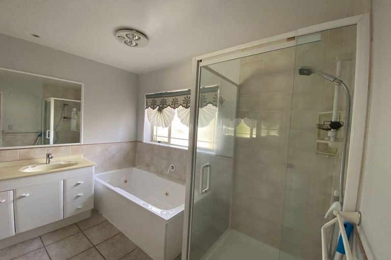 Photo of property in 5 Gretna Green, Browns Bay, Auckland, 0630