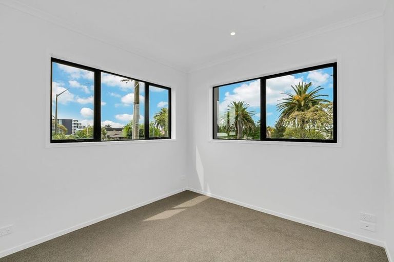 Photo of property in 2/500 Te Atatu Road, Te Atatu Peninsula, Auckland, 0610