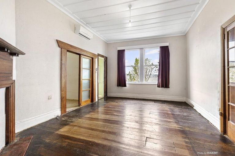 Photo of property in 43 Military Road, Northland, Wellington, 6012