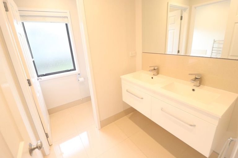 Photo of property in 12 Thomas Hamer Place, Greenhithe, Auckland, 0632