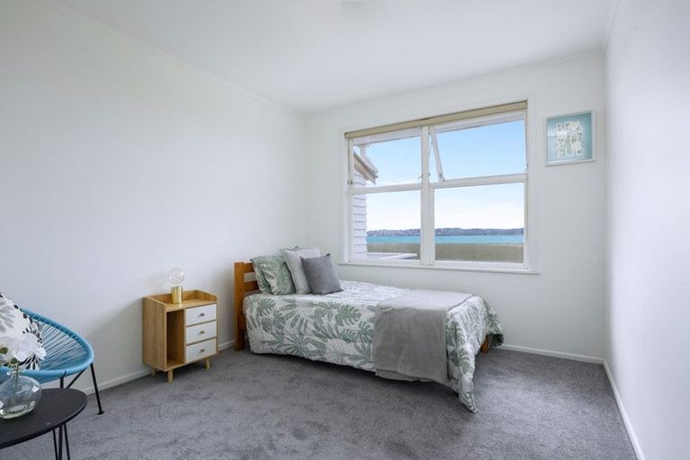 Photo of property in 33 Dawnhaven Drive, Te Atatu Peninsula, Auckland, 0610