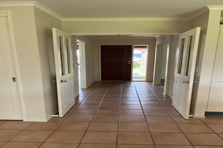 Photo of property in 3 Russett Grove, Henderson, Auckland, 0612