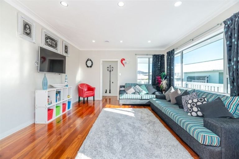 Photo of property in 8a Gloria Avenue, Te Atatu Peninsula, Auckland, 0610