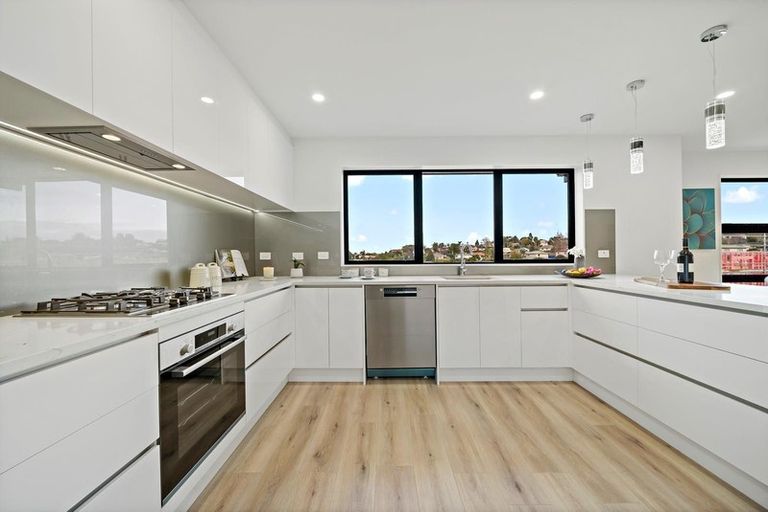 Photo of property in 11 Tawapou Close, Massey, 0614