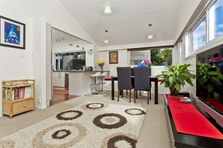 Photo of property in 2/10a Wernham Place, Northcote, Auckland, 0626