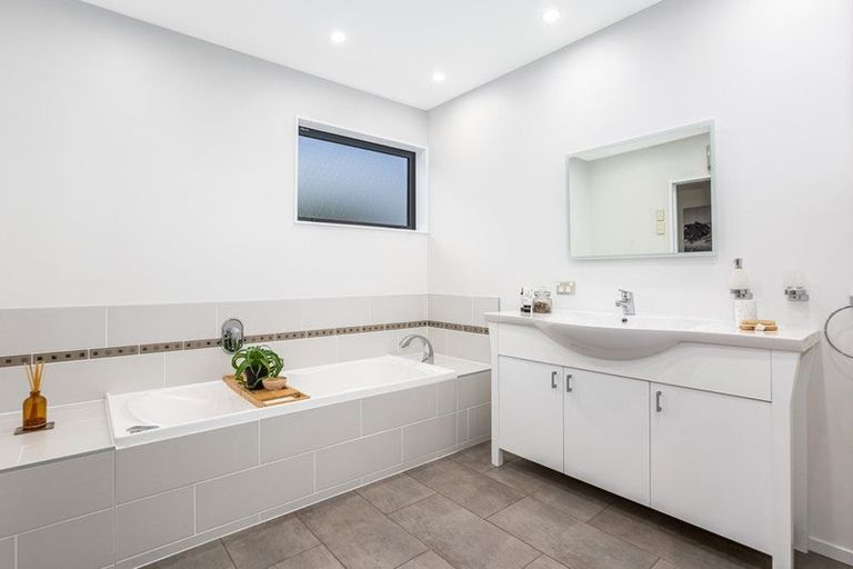 Photo of property in 6 Seascape View, Paremata, Porirua, 5024